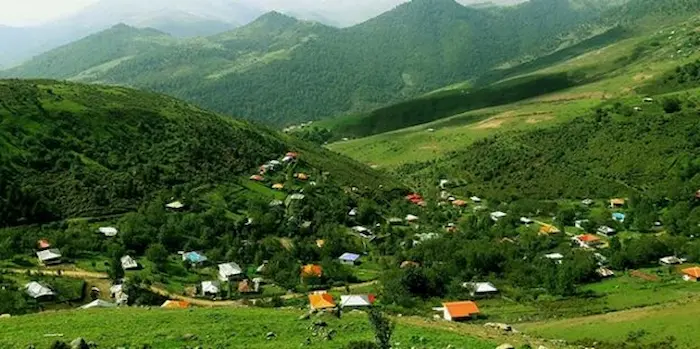 روستای نوحدان وکوه های سرسبز در کنار خانه های روستایی گیلان 564641