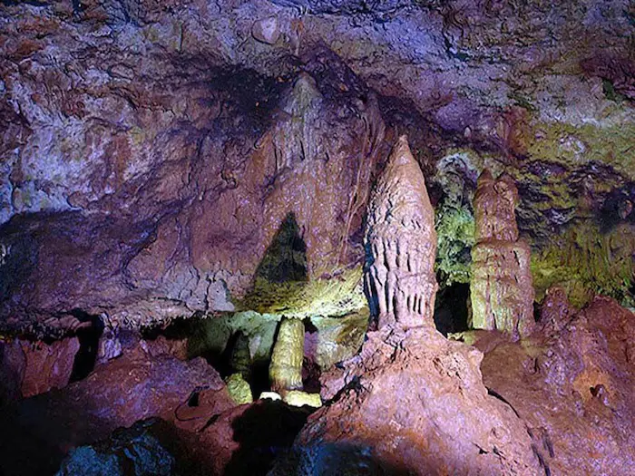 فضای سنگی داخل غار طولانی و آبی آویشو 77864322