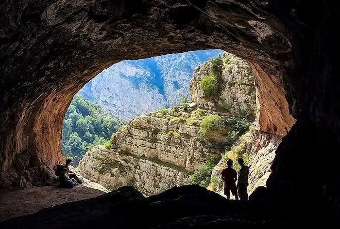 چشم انداز دهانه غار دربند رشی در مقابل کوهستان های سرسبز 325634654151