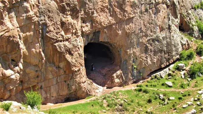 غار دربند رشی؛ جاذبه ای صخره ای و عظیم رو به طبیعت سرسبز 54645615441