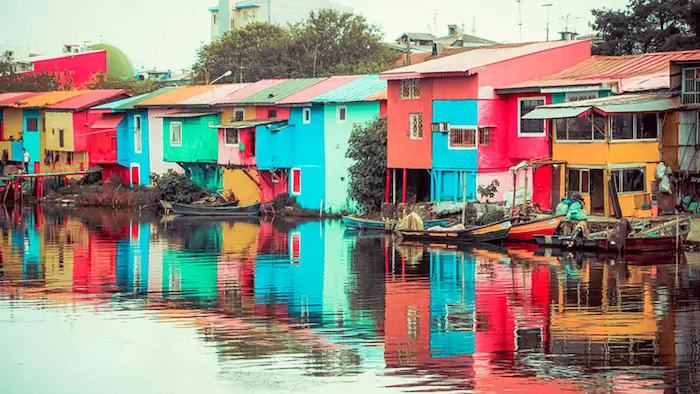 قایق های کوچک در کنار خانه های رنگارنگ اطراف دریاچه ی آرام انزلی 77890999898
