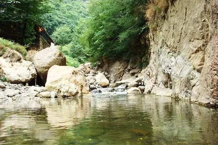 مسیر آبشار لارچشمه در میان کوه های سرسبز رشته کوه البرز 95564564151