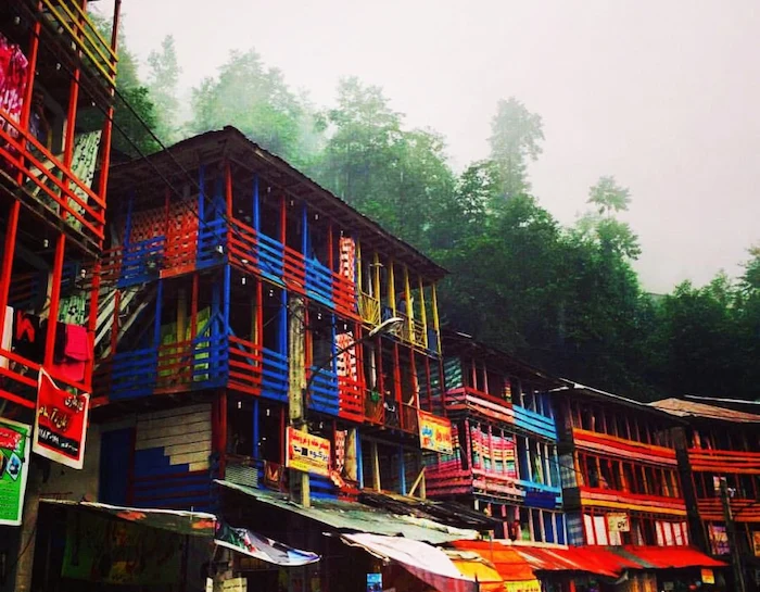 ساختمان های چند طبقه چوبی رنگارنگ در نزدیکی جنگل 6546546542
