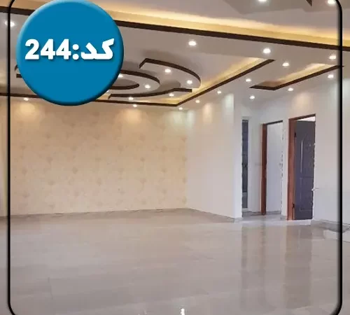 سقف نور پردازی شده با نور زرد و سفید و سرامیک سفید سالن نشیمن آپارتمان در لنگرود