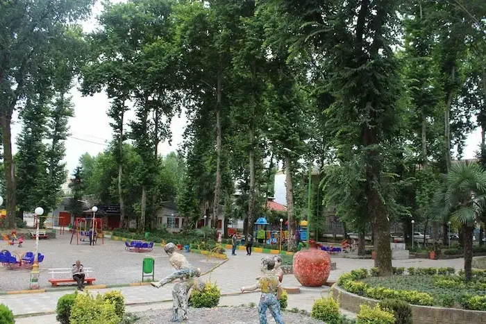 نمایی از پارک جنگلی فومن و بازی کودکان در وسایل بازی پارک 56415214158