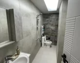 حمام و دستشویی فرنگی با سیستم گرمایشی و کاشی کاری خاکستری 4465454782202