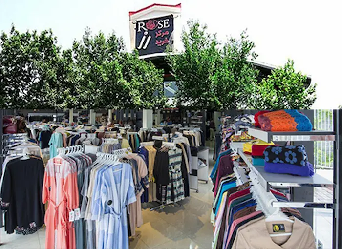 محوطه سازی و لباس های متنوع در مرکز خرید رز 26234874