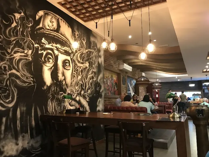 محوطه داخلی مدرن و نقاشی یک مرد بر روی دیوار رستوران برگراد رشت 2634156468