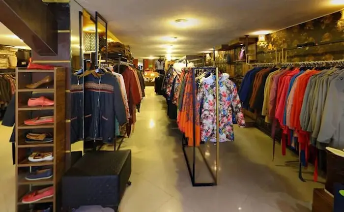 مغازه و لباس های متنوع در مرکز خرید رشت 135646874
