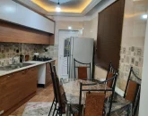 آشپزخانه، یخچال، کابینت و میز و صندلی 6 نفره آپارتمان در لاهیجان 468544