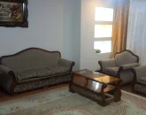 اتاق پذیرایی فرش شده با مبلمان و نورگیر آپارتمان در رضوانشهر 4584684