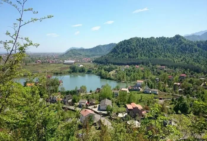 روستای دربند با دریاچه آرام، یکی از جاهای دیدنی گیلان 4687464
