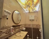 سرویس بهداشتی ایرانی به همراه سشوار، روشو آینه، سقف کاذب ویلا در لاهیجان 48547