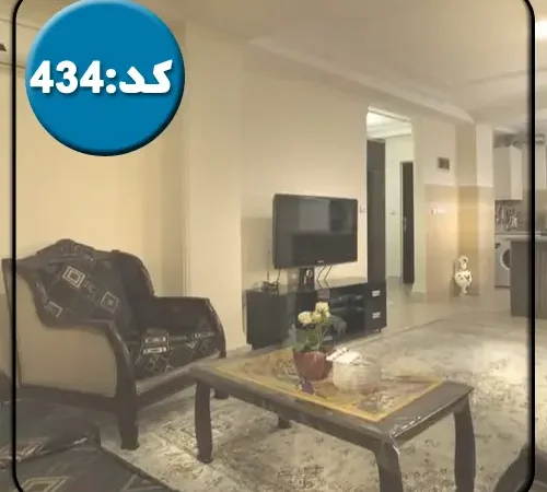 اتاق پذیرایی فرش شده با مبلمان و تلوزیون آپارتمان در رضوانشهر 4644487