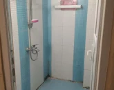 حمام با کاشی های سفید آبی آپارتمان در رضوانشهر 4684