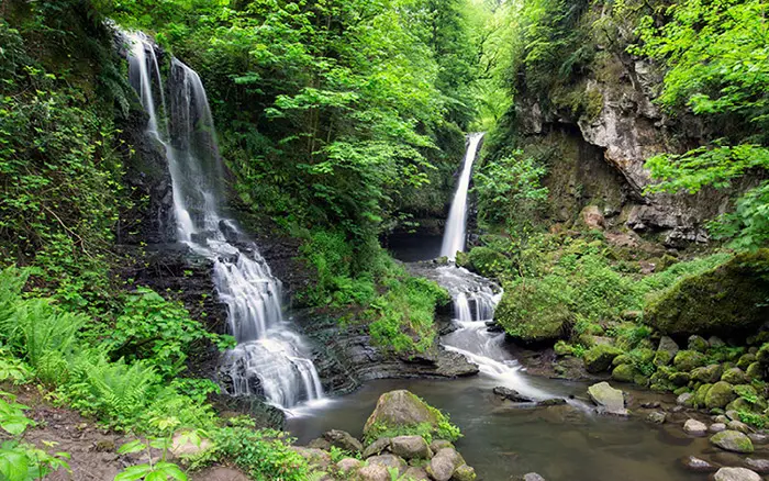 آبشار زمرد حویق در دل جنگل سرسبز 48546