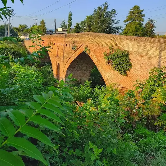 نمای نزدیک از پل خشتی لاهیجان در کنار درختان سرسبز در اطراف طبیعت شیطان کوه 49684687