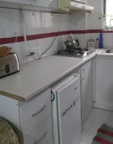 آشپزخانه با یخچال و کابینت های آپارتمان در بندرانزلی 5415