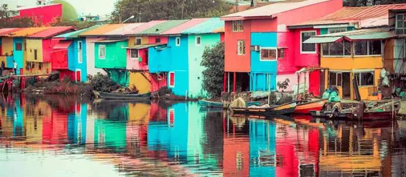 قایق های کوچک در کنار خانه های رنگارنگ اطراف دریاچه ی آرام انزلی 77890999898