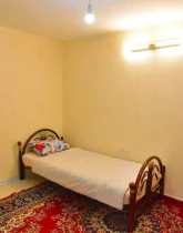 اتاق خواب با تخت 1 نفره و مهتابی و لامپ خانه ویلایی در لاهیجان 456847