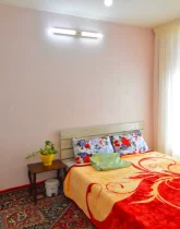 اتاق خواب مستر با تخت 2 نفره و نورگیر اتاق خواب خانه ویلایی در لاهیجان 48574
