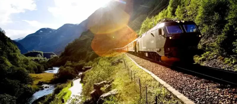 قطار در حال حرکت در دل کوه ها به مقصد خمام 458648574