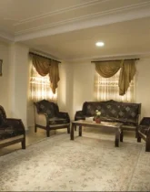اتاق پذیرایی مبله فر شده با پرده های سلطنتی آپارتمان در رضوانشهر 54856